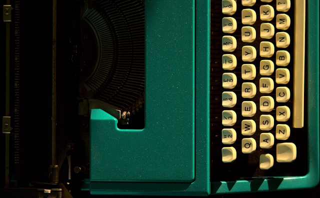 Olivetti Dora, o verde predomina Recorte de máquina de escrever verde vista de cima