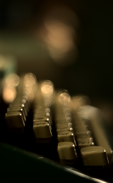 Teclado de máquina de escrever em primeiro plano com desfoque gradual