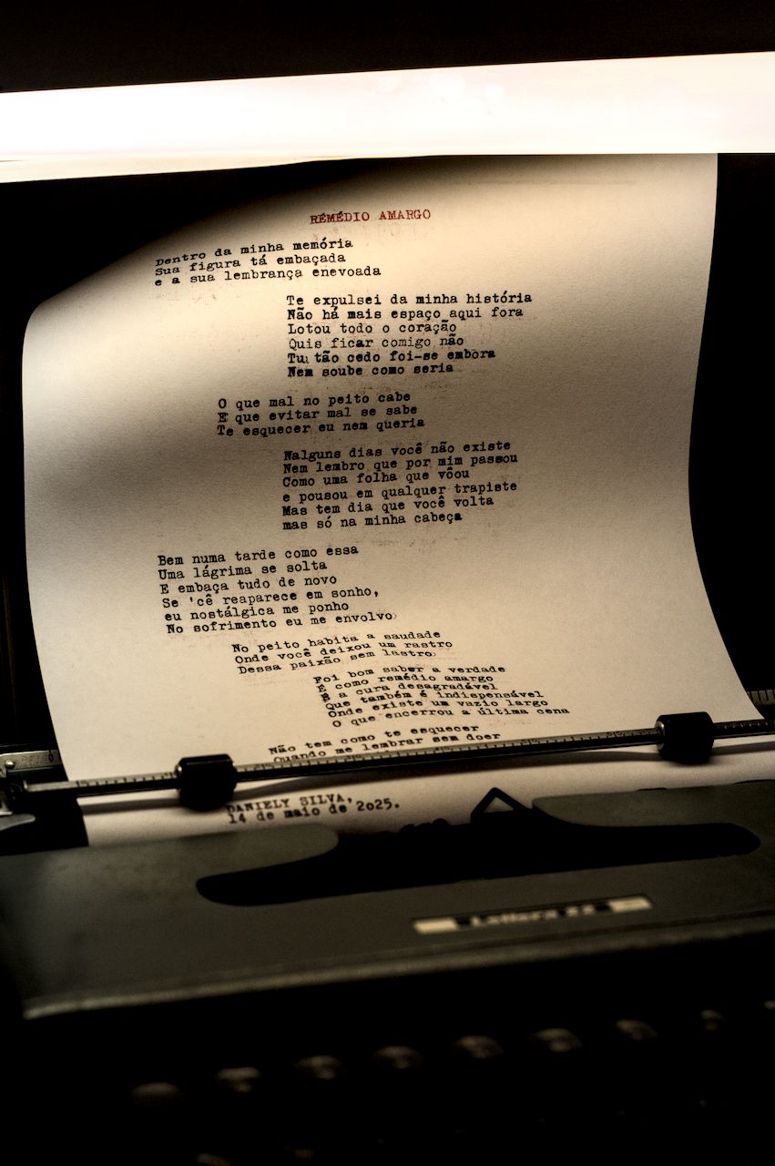 Datiloscrito sai do forno Folha preenchida com poema longo sobre máquina de escrever. Alto contraste.