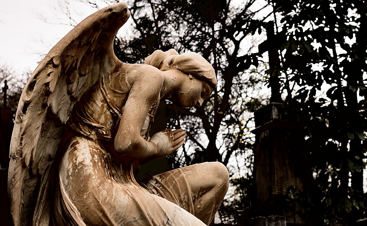 A oração do arcanjo. rte tumular em necrópole paulistana: estátua de anjo em oração.