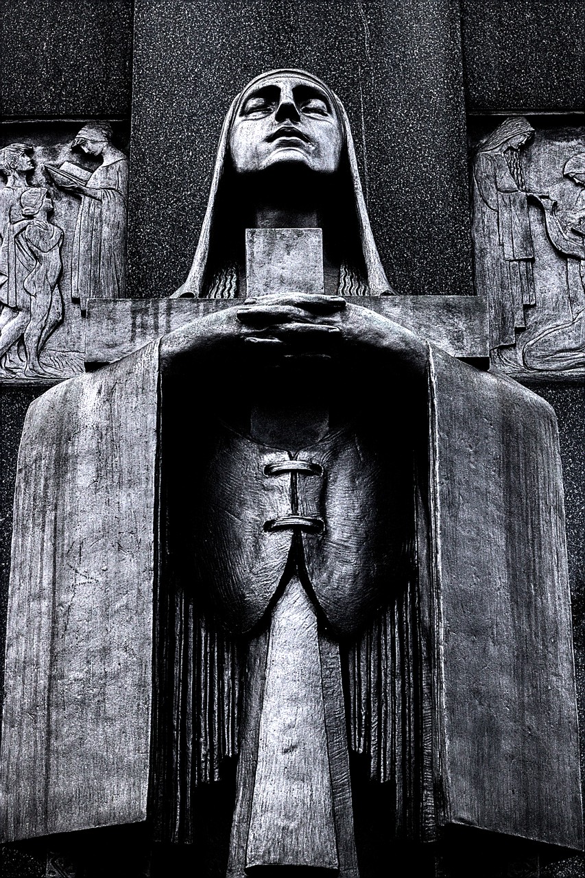 Arte tumular: a Virgem Maria em Art-Déco