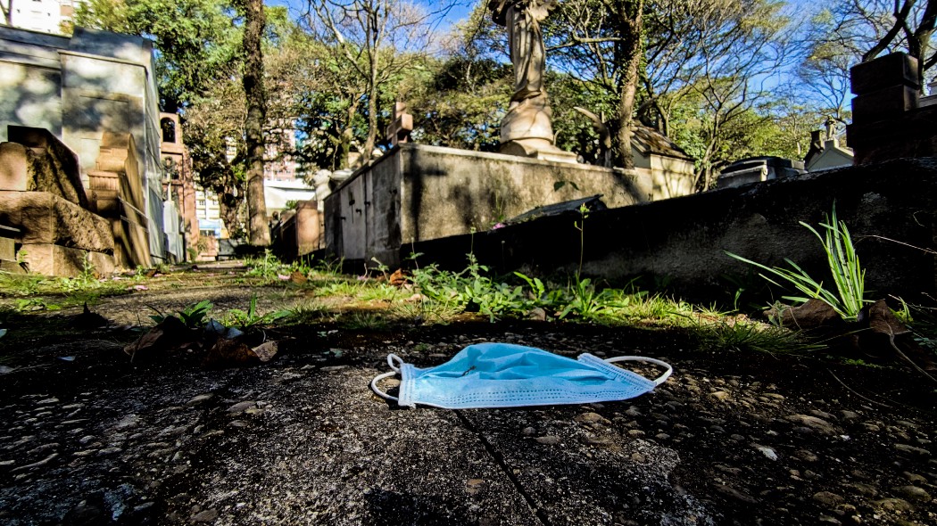 Máscara de proteção contra o coronavírus abandonada sobre o pavimento do Cemitério da Consolação, Região Central de São Paulo (SP)