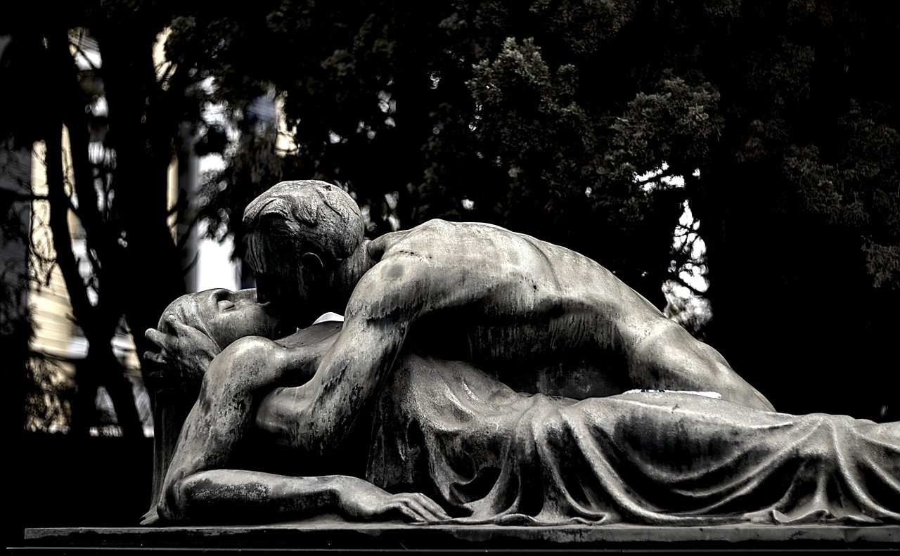 Arte tumular: estátua de casal nú que se beija