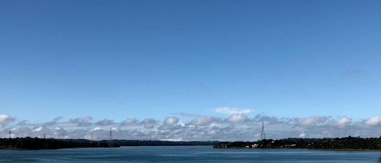 Represa Billings vista da Rodovia dos Imigrantes. Vista ampla de reservatório de água.