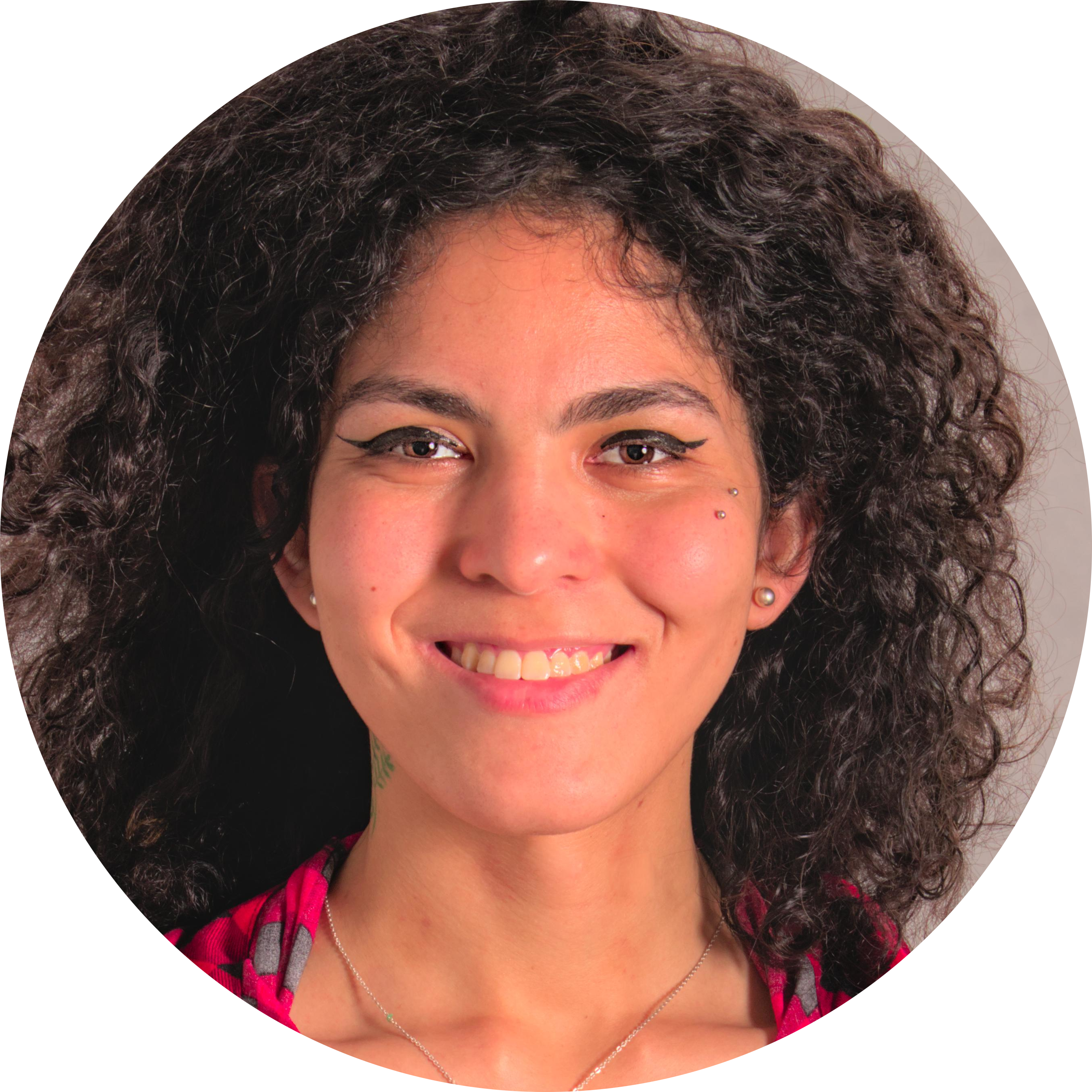 Retrato em plano fechado de moça sorridente