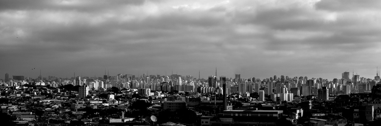 Panorama urbano da cidade de São Paulo no qual antenas se destacam na paisagem.