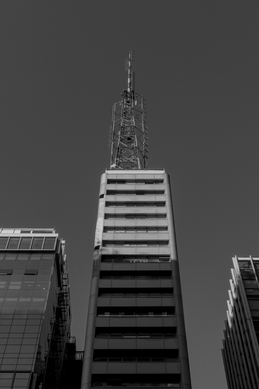 Contra-plongée de torre metálica sobre prédio.