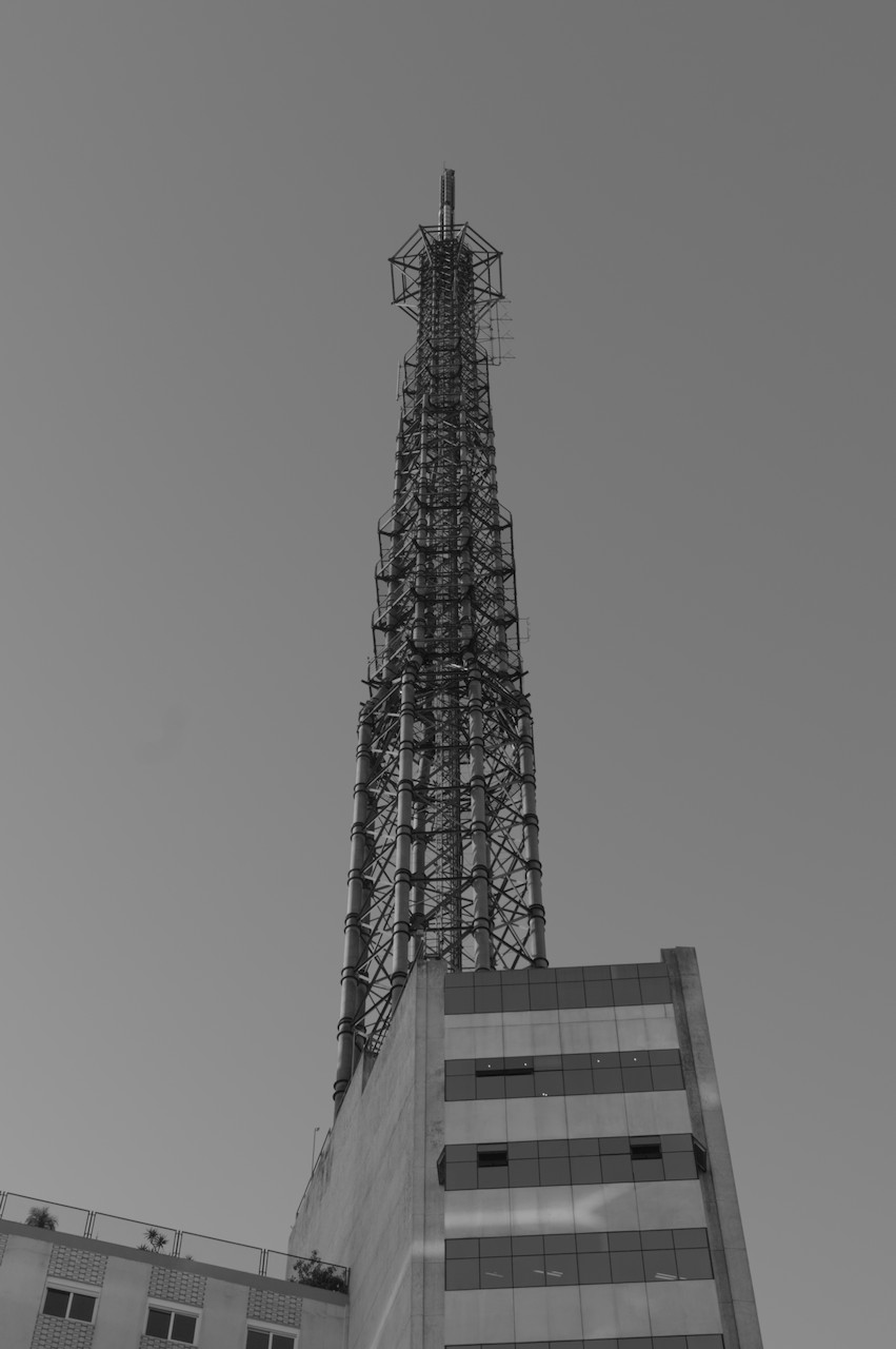 Alta torre metálica cilindrica.