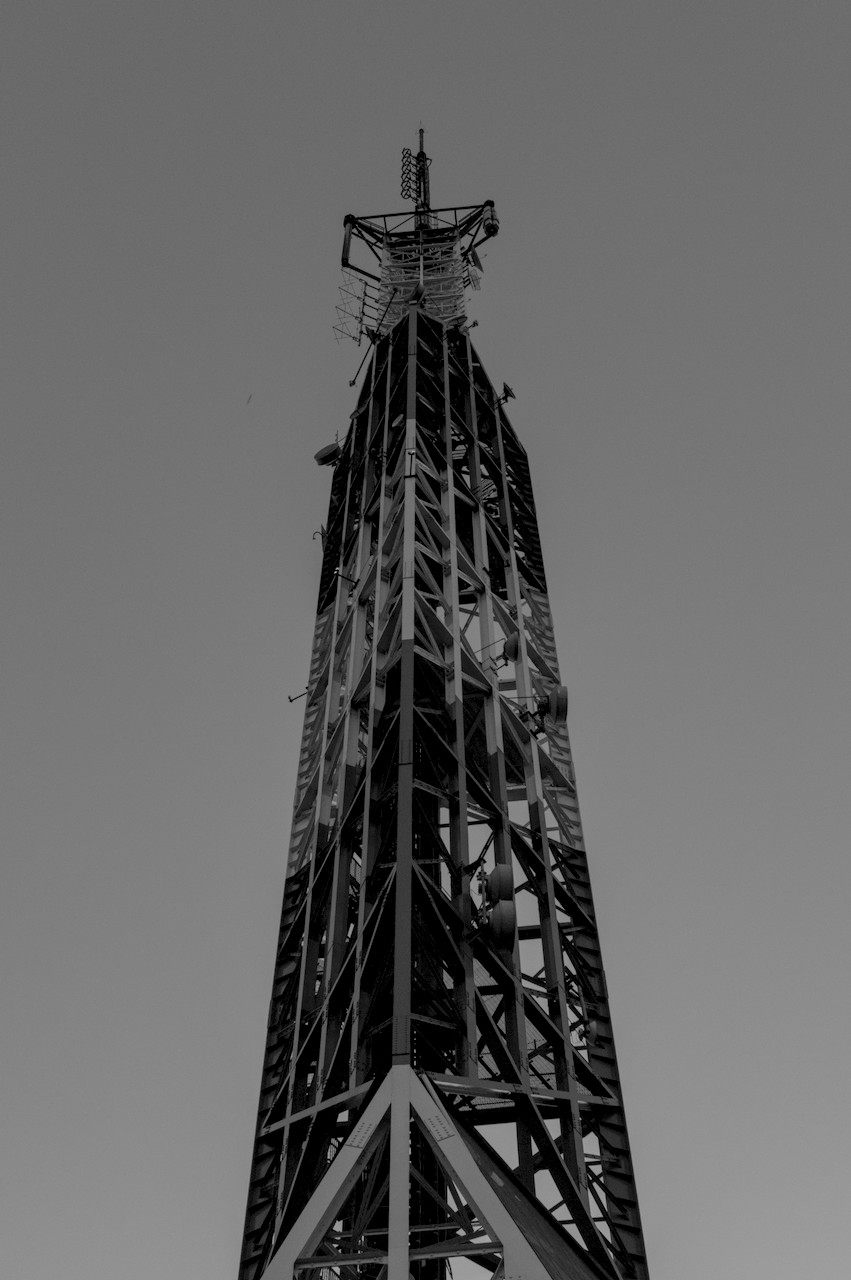 Torre metálica angular em cores claras e escuras.