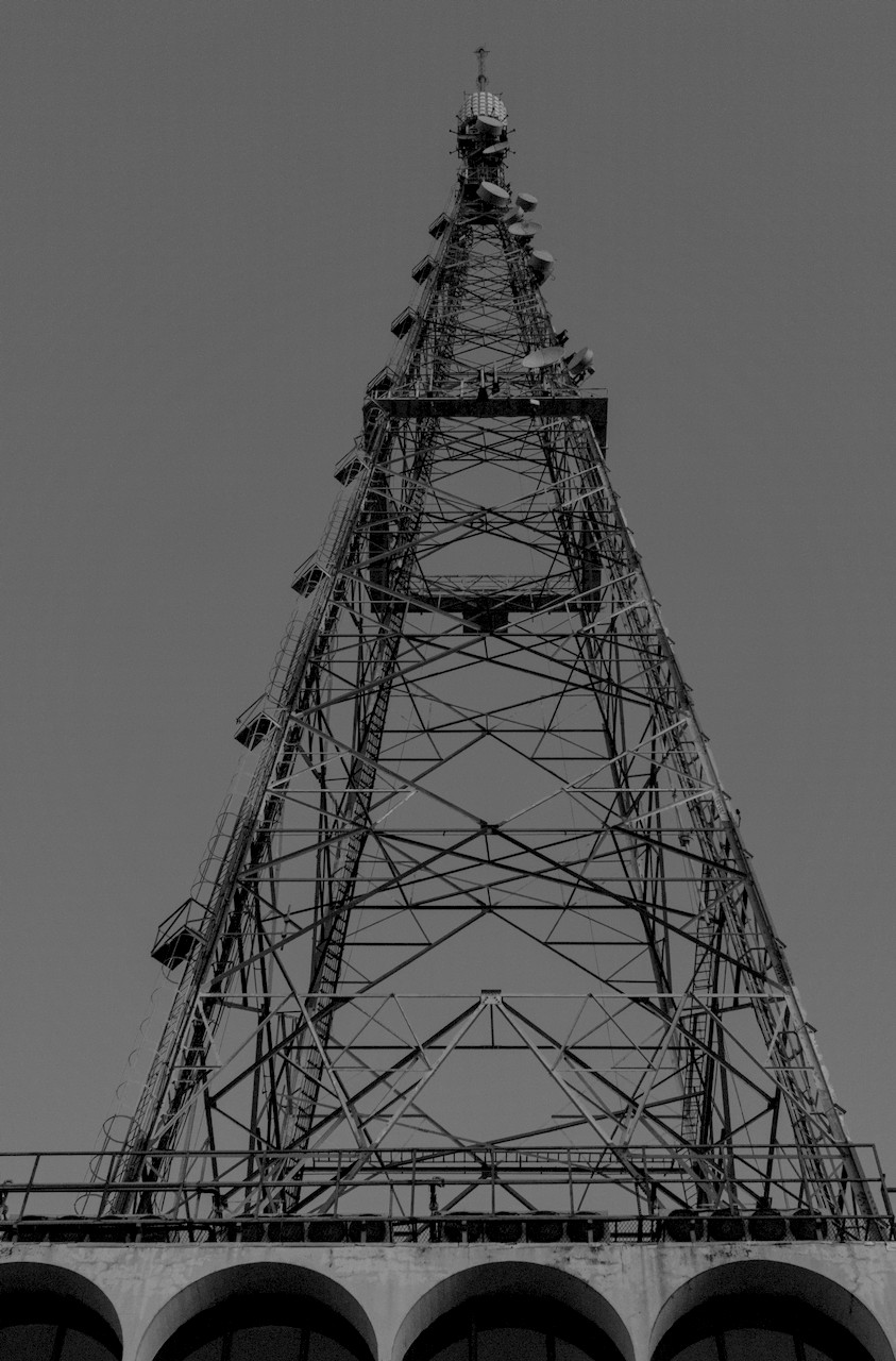 Contra-plongée de torre metálica.