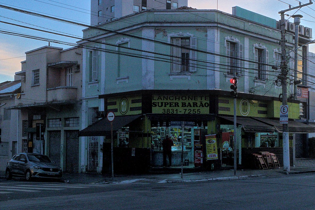 Boteco de esquina sob a luz fraca do amanhecer.