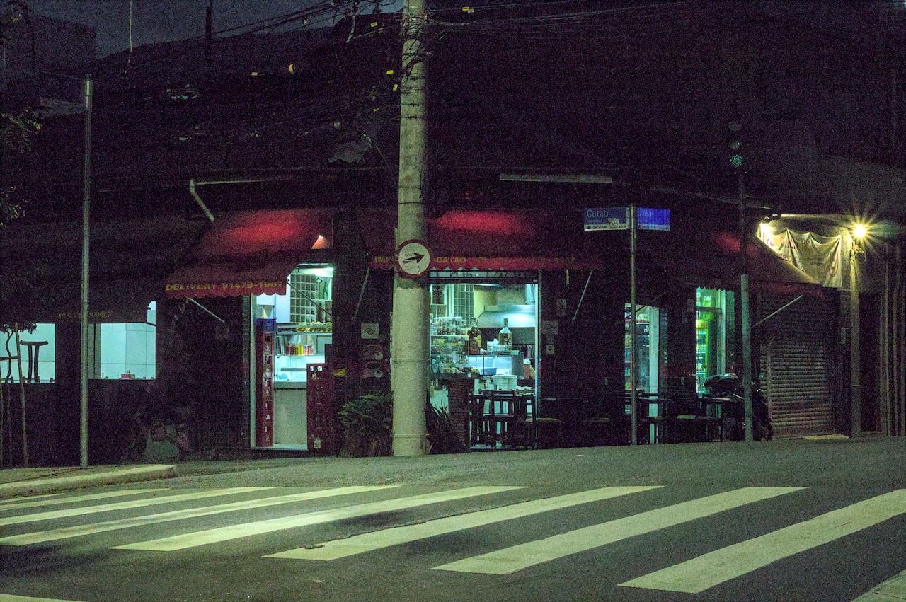 Boteco de esquina sob o escuro da madrugada.