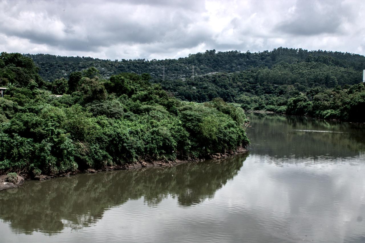 Curvas do Rio Tietê cercadas por matas ciliares em Santana de Parnaíba